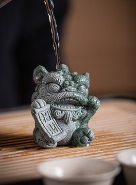 国潮醒狮可爱招财茶宠摆件创意元宝绣球办公室桌面装饰品开业礼物