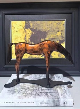 现代轻奢简约抽象金属马摆件不锈钢马H毛创意几何托盘水晶烟灰缸