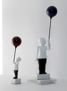 现代酒店别墅红色气球男孩物样板房端景台雕塑软装摆设