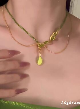 复古橄榄绿灵蛇水滴吊坠项链女夏季小众设计高级感串珠气质锁骨链