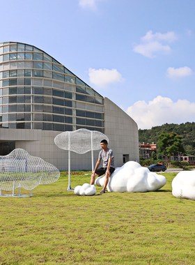 玻璃钢抽象云朵人物雕塑不锈钢镂空云朵摆件售楼处小区草坪装饰品