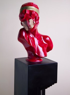 红色面罩女孩树脂人物雕塑艺术装置雕像摆件医美容院高级感装饰品