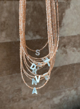 意大利小众气质简约风天然石贝壳字母项链串珠颈链锁骨链网红同款