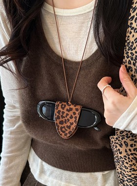绒豹纹多功能磁吸挂脖眼镜夹项链女外出便携帽子夹墨镜夹配饰