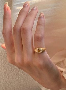 中古风拉丝虎眼石微镶锆石戒指轻奢高级感复古重工金色尾戒女小指