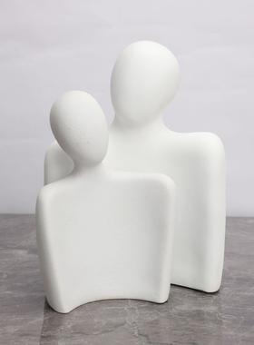 北欧创意树脂抽象拥抱情侣人物样板房玄关客厅简约家居软装饰品