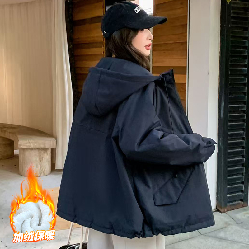 加绒加厚冲锋衣外套女士冬季宽松潮牌休闲上衣百搭连帽运动夹克衫 - 图3