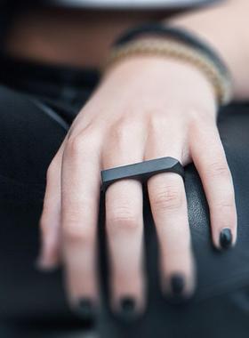 蹦迪欧美潮男配饰双手指小众设计戒指钛钢戒指男士连指高级感配饰