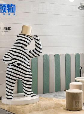 酒店大堂创意熊仔落地雕塑售楼处软装卡通人物摆件大型轻奢艺术品