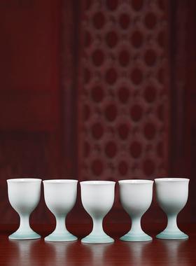 陶瓷高脚杯为财神，在佛前为财神的家庭雕像，酒杯为财神，茶杯为