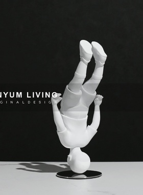 简约现代创意家j居客厅玄关柜倒立人物摆件售楼处软装饰品样板房