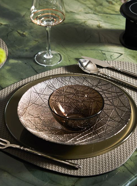 现代轻奢样e板房样板间摆件餐桌装饰餐盘西餐餐具刀叉勺餐垫酒杯