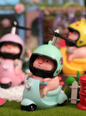 戴头盔小猪电瓶车摆件车载可爱骑摩托猪猪汽车内饰网红电动车装饰