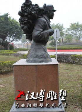 玻璃钢雕塑张思德革命红军战士人物雕像户外广场景观部队文化雕塑