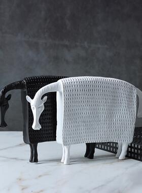 现北欧创意黑白盔甲马牛卡通树脂工艺品摆件家居样板房酒店饰品