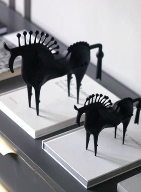 现代简约抽象艺术马o摆件设创意样板间客厅桌面玄关电视柜软装饰