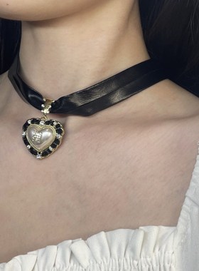 小众复古黑色珍珠爱心皮质项链新款字母U颈链女士锁骨链