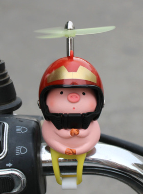 网红小猪车载摆件可爱电q动摩托平衡自行车头盔装饰品送男女生礼