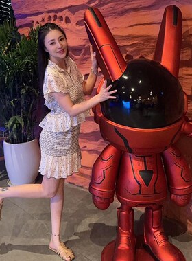 网红火星兔潮玩公仔电镀太空兔雕塑酒吧餐厅店铺开业打卡大摆件