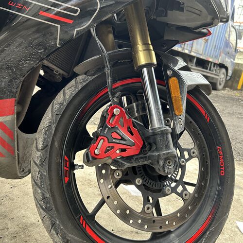 适用春风250SR 450nk/250 650改装配件前轮刹车卡钳保护盖800MT - 图1