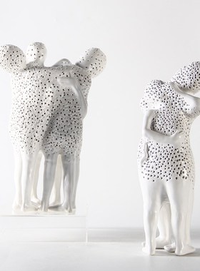 北欧简约抽象陶瓷多人相拥人物摆件样板M房间酒店客厅玄关装饰