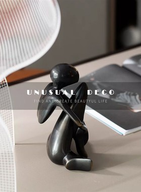 极简欧式金色镂空抱膝人t物摆件客厅书房桌面样板房软装饰品