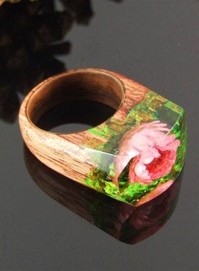 木环。戒指内的秘密世界。女士木戒指。木质树脂环。玻璃容器