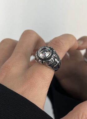 复古十字架戒指男女潮牌朋克嘻哈英文骷髅头宝石指环男士钛钢手饰