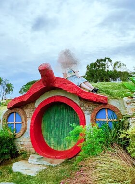 景区霍比特小屋网红打卡拍照热气球雕塑农庄O场小木房屋子装饰布