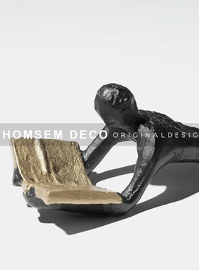 现代轻奢铸铁看书人物摆件样板间客厅书房玄M关柜创意趴姿阅读小