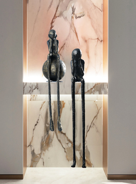 现代抽象铁艺人物雕塑艺术品样板房坐姿金属铁艺长U腿坐姿人像摆