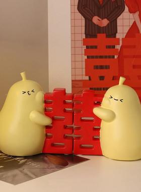 汉美喜贝字可爱抱抱梨摆件家居装饰品客生厅20240408面男女新桌婚