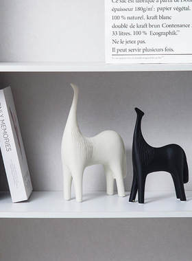 现代极简风轻奢黑白抽象s马动物书柜酒柜客厅样板房间软装饰品摆