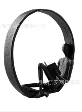 现代简约创意圈内人看书摆件样板房售楼处P桌面软装摆设工艺品