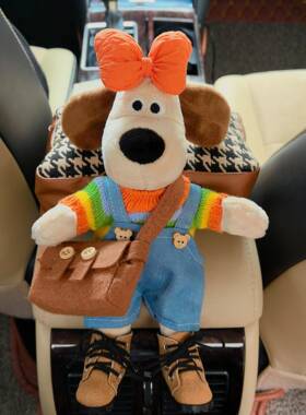 车载纸抽盒扶手箱纸巾盒创意可爱公仔感汽车内装饰品摆件车用