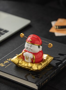 创意陶瓷可爱小财神摆件r招财办公室桌面解压装饰品车载中控台摆
