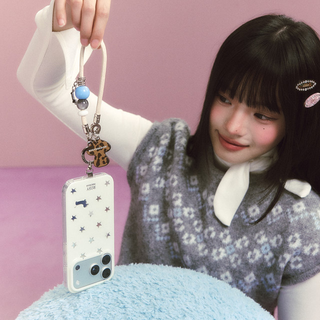 ROSYDOEDIAN found the organized mobile phone case. The white minimalist design mobile phone case comes with magnetic suction