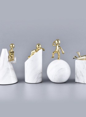 样板间轻奢大理i石装饰品摆件金色小铜人酒店客厅书柜玄关软装饰
