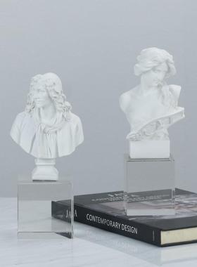 现代简约雕塑人物树脂摆件客厅书房书柜样板间米兰时尚轻装饰品