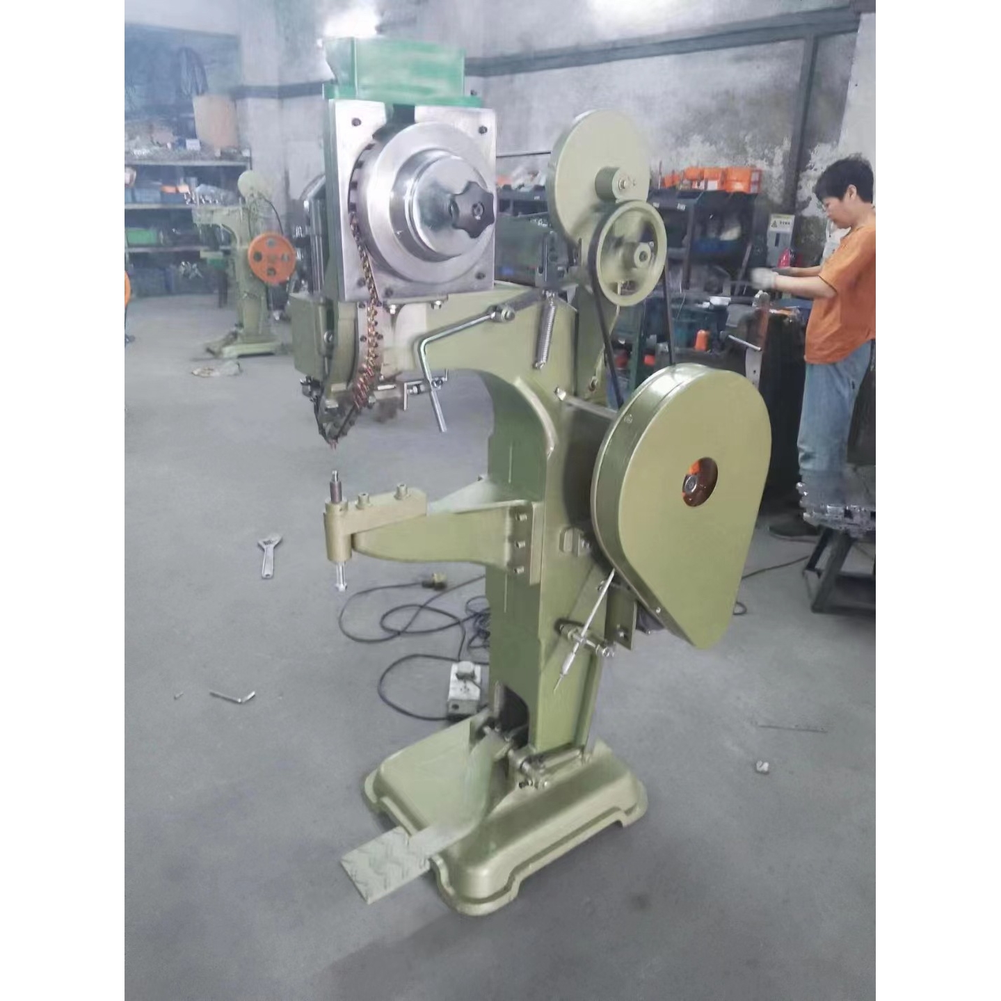 Luggage riveting machine, turnover box riveting machine, luggage riveting machine