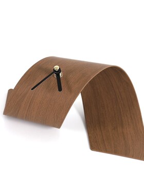 现代极简木纹皮革金属卷片座钟摆件扭曲钟样板间S桌面抽象时钟装