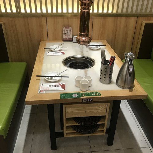 韩式烤肉电磁炉一体桌商用无烟下排烟自助碳火烧烤大理石火锅桌椅 - 图1