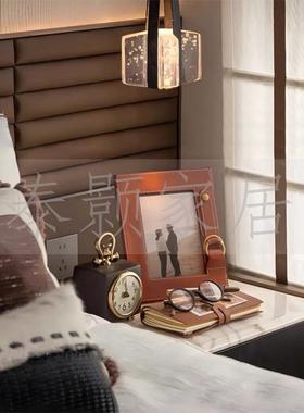 板间主室长样辈房床头柜皮革相框卧眼时钟镜手帐本饰品摆件搭配