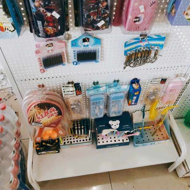 Floor-to-ceiling hole board shelf against K wall boutique jewelry hanging display rack supermarket shelf hook thousand hole board round hole