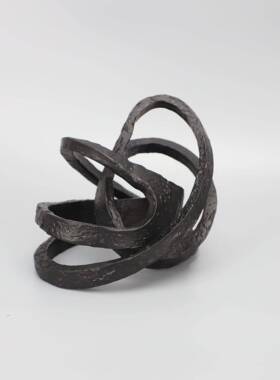 新式创意铸饰0129铁黑色缠绕摆件样板中房售楼部卧球室书房桌面软