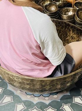 尼泊尔手工颂钵静心铜磬音疗钵盂摆件佛音大号SPA理疗大地大脚钵