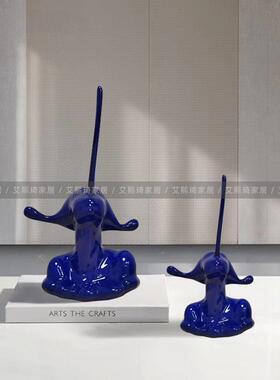 现简约轻奢长鼻抽象人酒店样板房玄关桌电视代柜摆子件装饰5657物