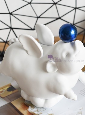 北欧轻奢白色翅膀猪蓝球摆件样板房样板间书房儿童房橱窗软装饰品