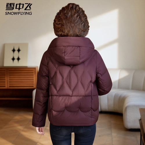 雪中飞短款羽绒服中年妈妈秋冬季新款连帽冬装洋气中老年减龄外套 - 图1