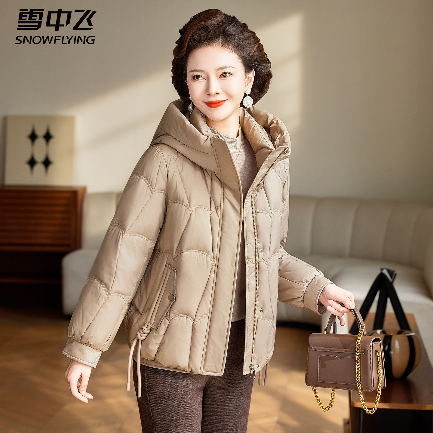 雪中飞冬季中年妈妈短款羽绒服女款女士新款中老年厚连帽冬装外套,淘宝优惠券,粉丝福利购,淘宝优惠卷
